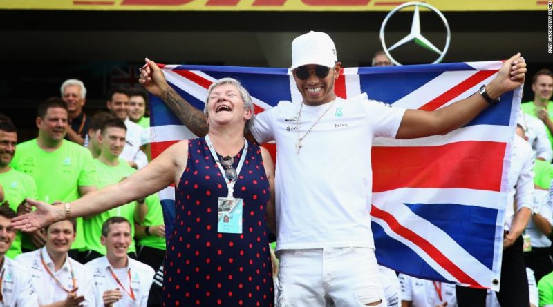 Lewis Hamilton to change name to honor mother