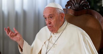 Pope Francis denies he is planning to resign soon