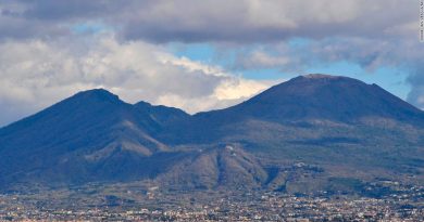 US tourist survives fall into Mount Vesuvius after reaching for phone